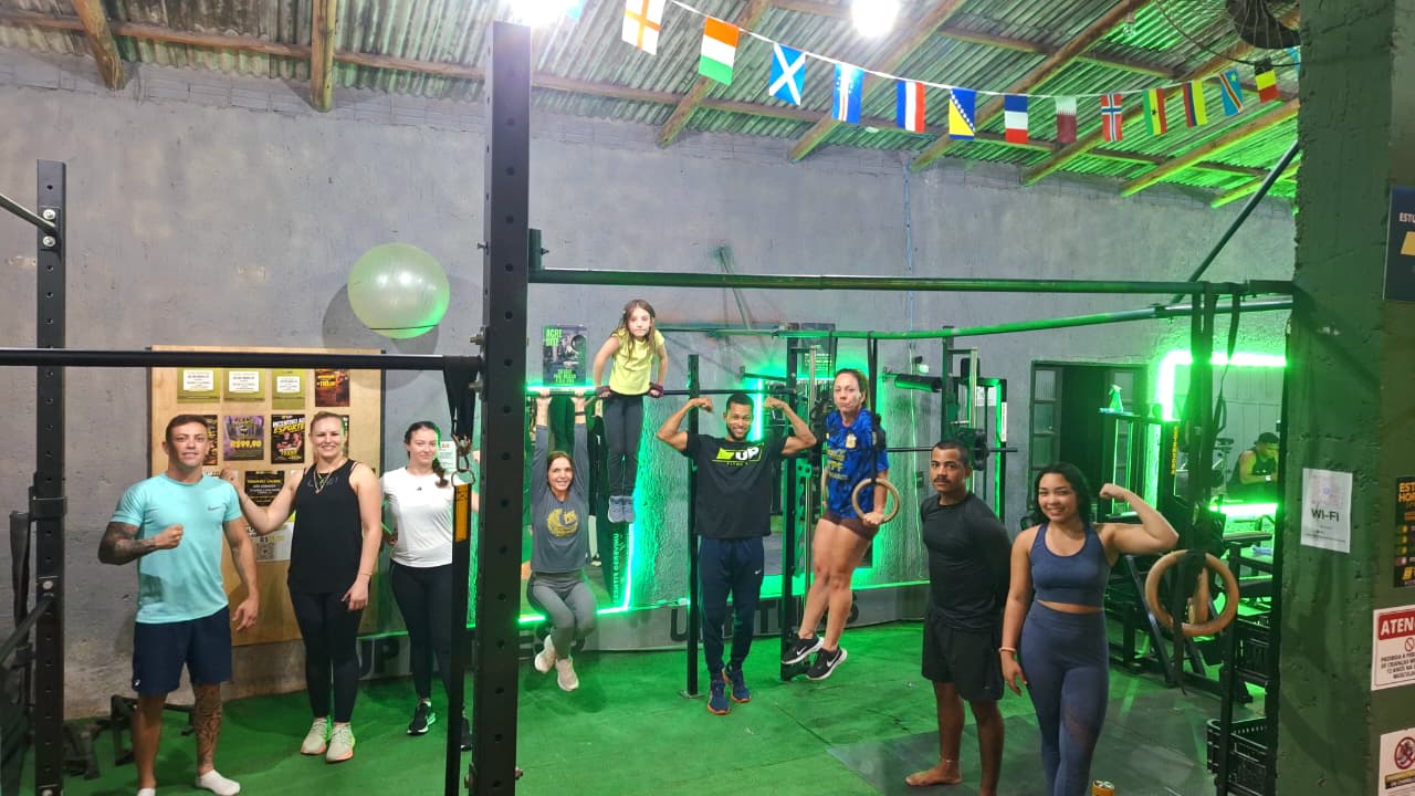 Equipamentos de musculação com iluminação neon verde