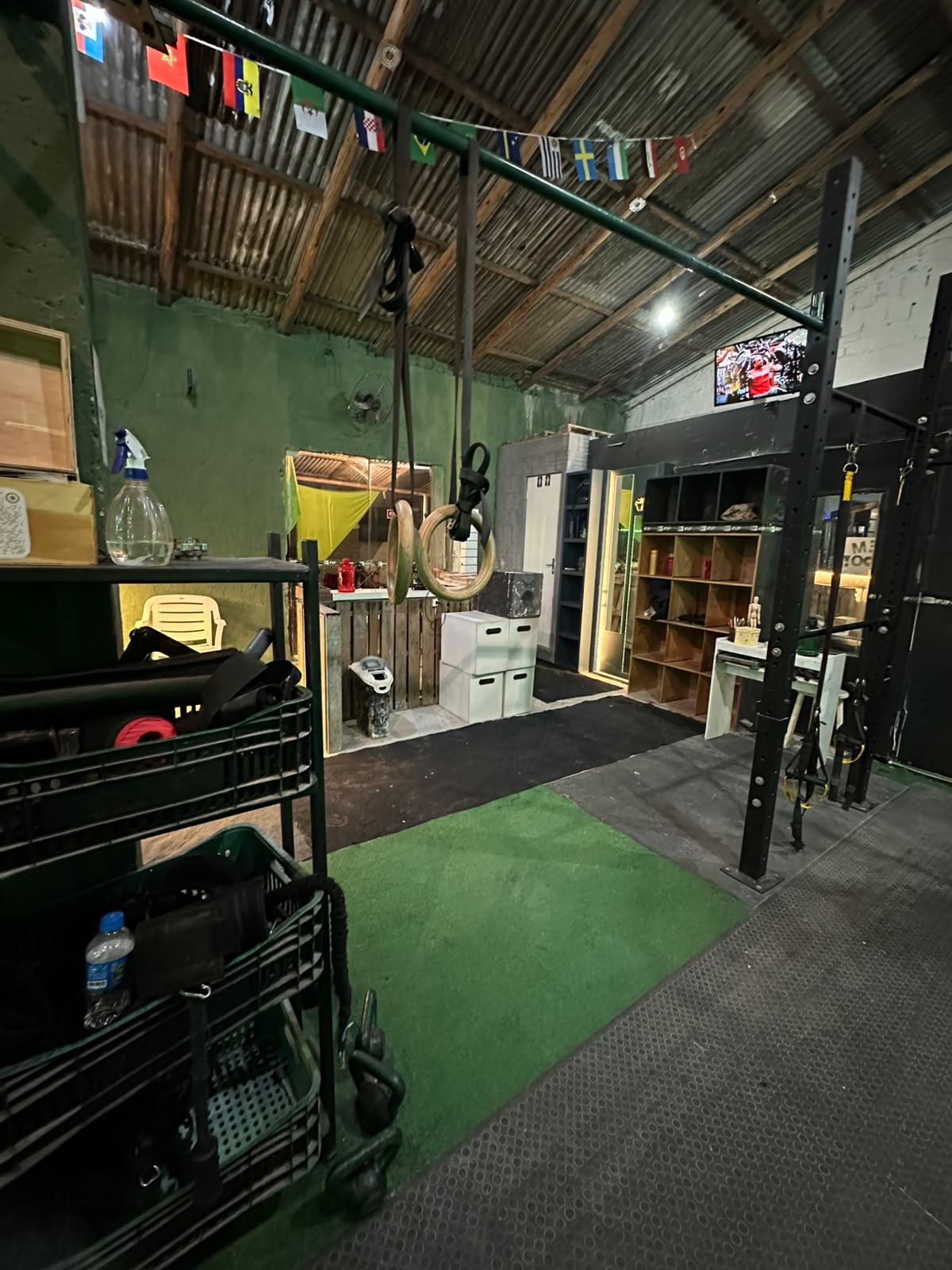 Área funcional com argolas e rack na CT UP Fitness